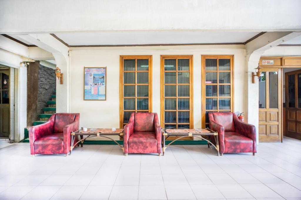 Posezení v ubytování OYO 2180 Vina Vira Hotel