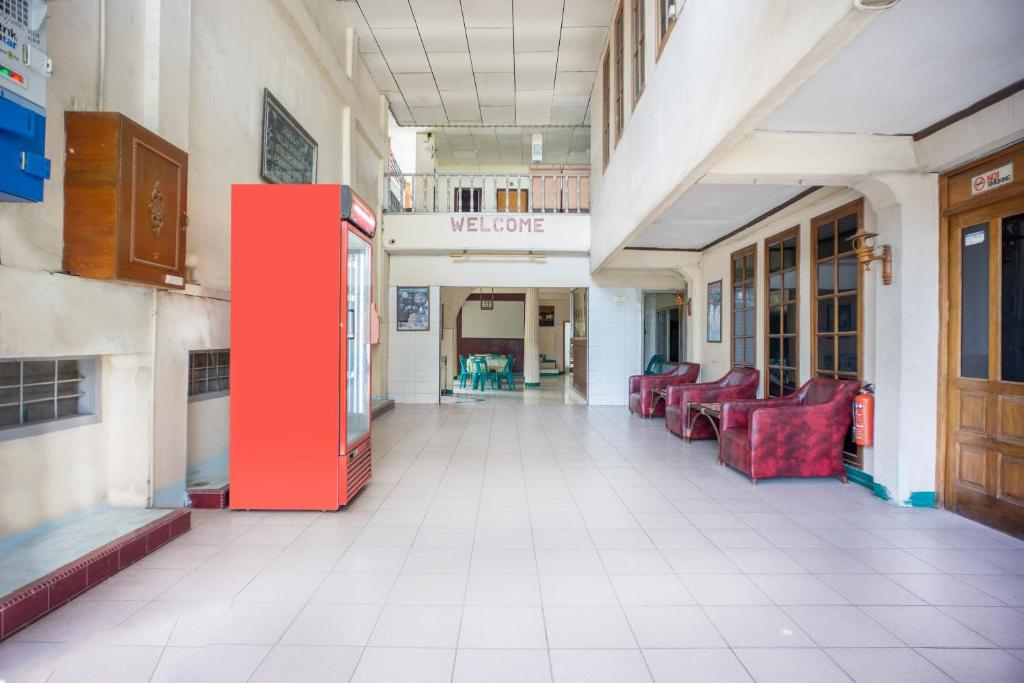 Posezení v ubytování OYO 2180 Vina Vira Hotel