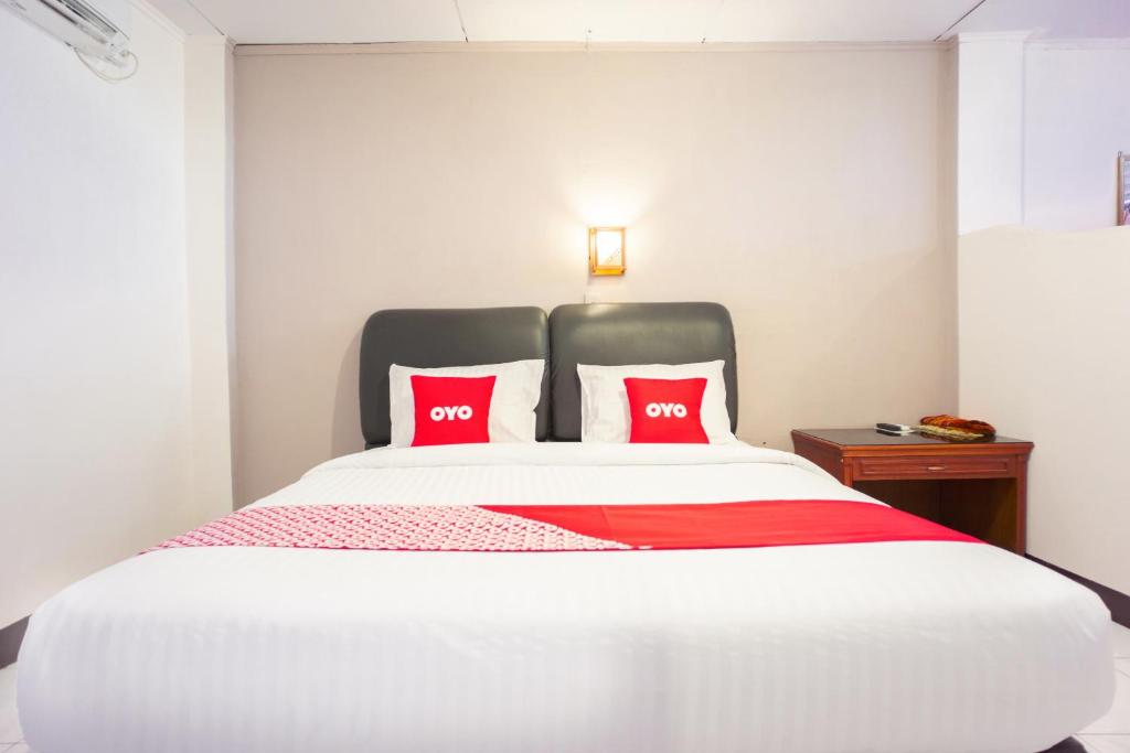 Postel nebo postele na pokoji v ubytování OYO 2180 Vina Vira Hotel