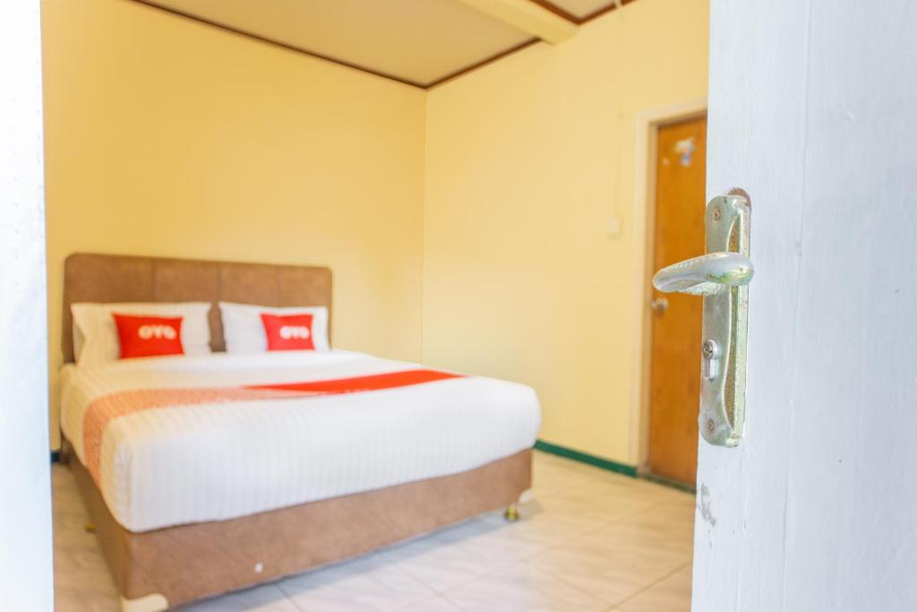 Postel nebo postele na pokoji v ubytování OYO 2180 Vina Vira Hotel