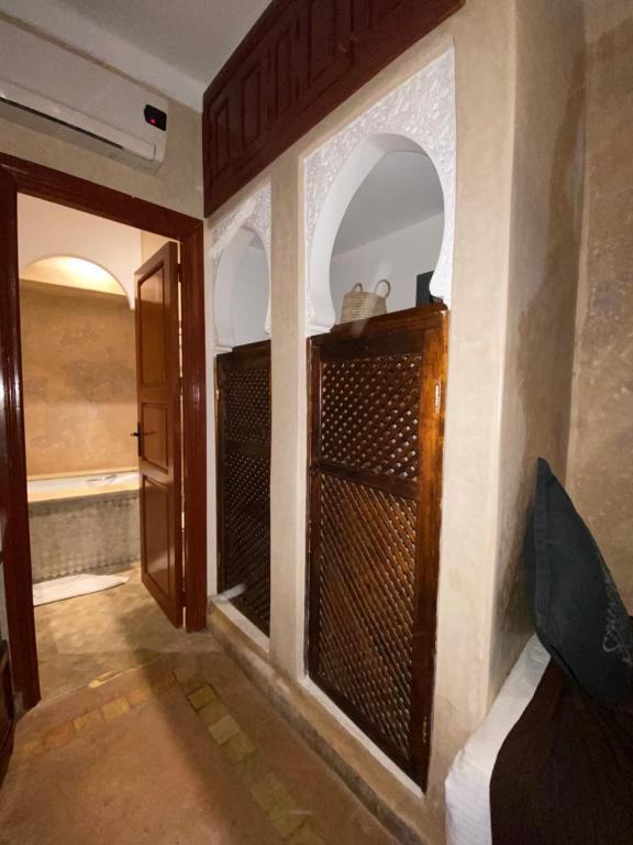 um corredor de um quarto com uma porta e um quarto com um chuveiro em Riad Dar Teranga Hotel & Spa em Marraquexe