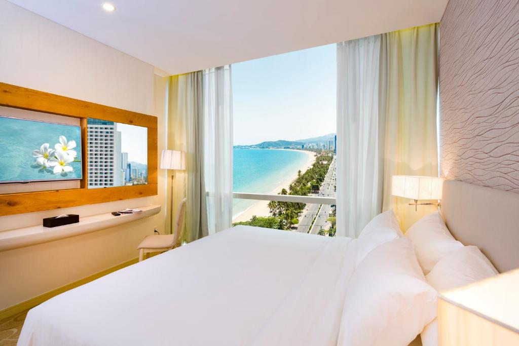 Grand Deluxe Double room with Partial Sea View