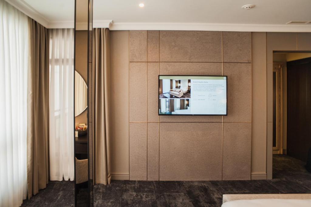 TV a/nebo společenská místnost v ubytování Old Continent Hotel