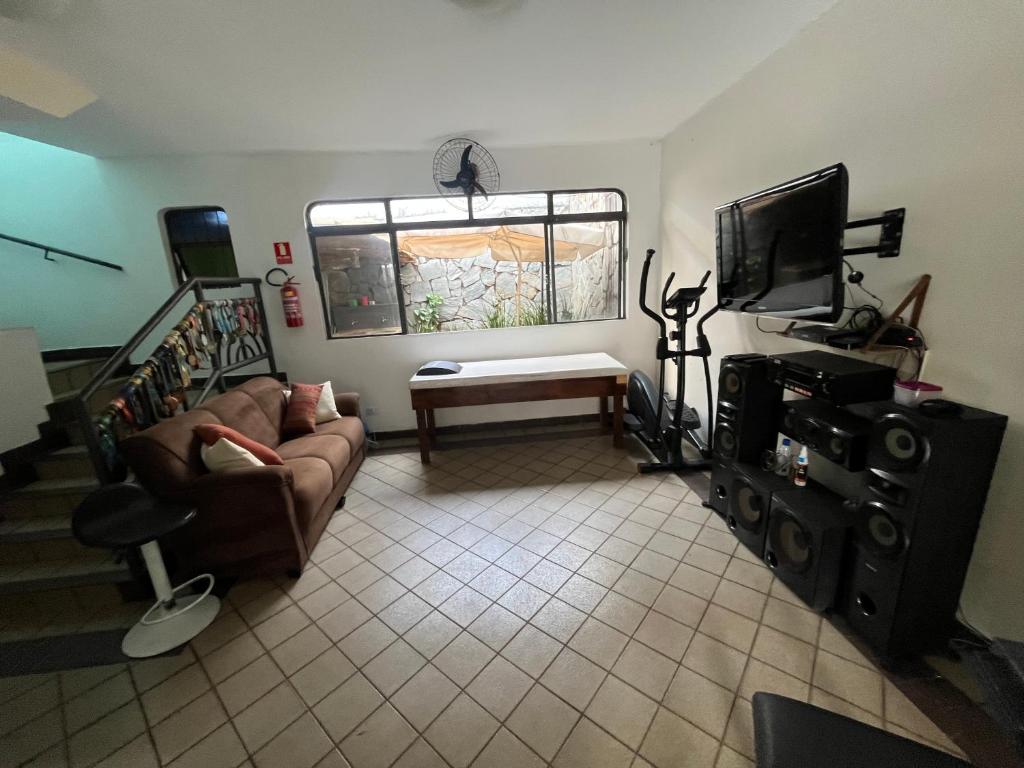 TV a/nebo společenská místnost v ubytování Quartos Quintal Bueno! Com ar, tv e internet no melhor bairro de Goiânia! Perto do Goiânia Shopping, Parque Areião Hospital Premium Mater Dei OVG Vaca Brava Marista Campo do Goiás!
