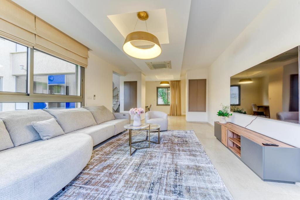 3-bedroom beautiful villa in gated complex by the sea Coralli 9