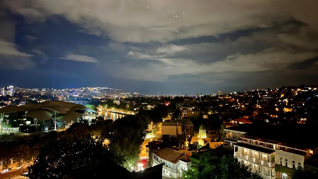 Nespecifikovaný výhled na destinaci Tbilisi nebo výhled na město při pohledu z hotelu