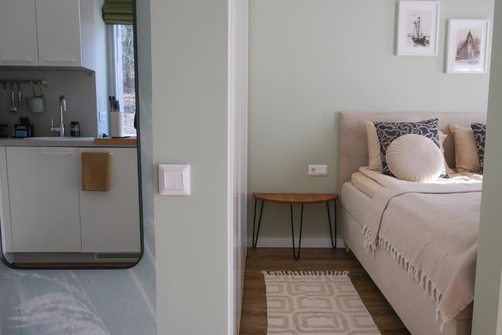 Postel nebo postele na pokoji v ubytování Neringarent STUDIO-APARTAMENTAI