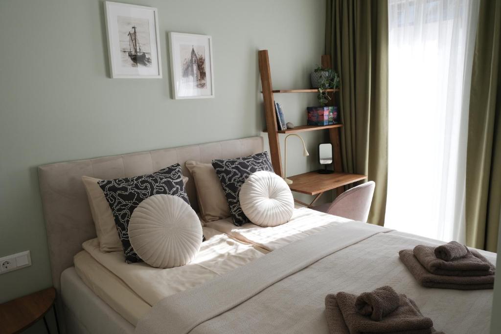 Postel nebo postele na pokoji v ubytování Neringarent STUDIO-APARTAMENTAI
