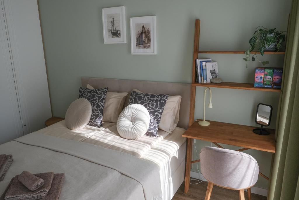 Postel nebo postele na pokoji v ubytování Neringarent STUDIO-APARTAMENTAI