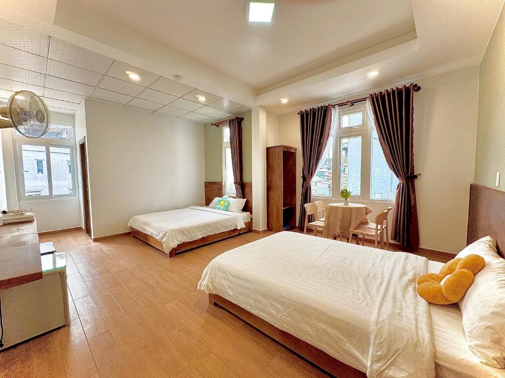 Postel nebo postele na pokoji v ubytování Quang Minh Dalat Hotel