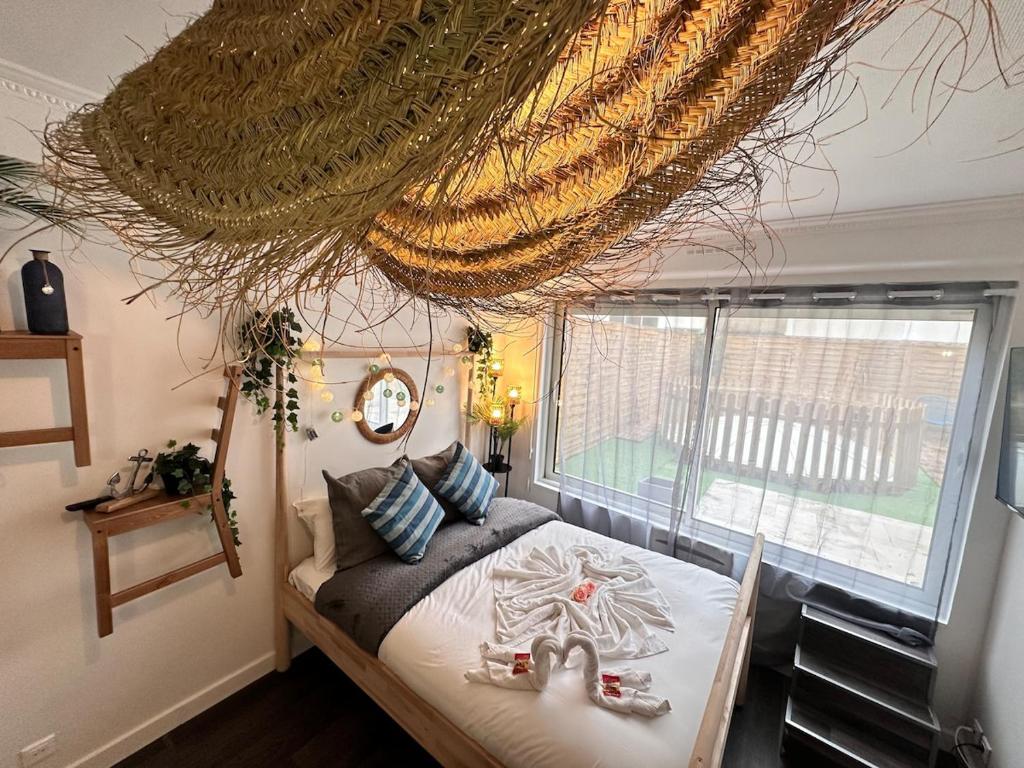 Katil atau katil-katil dalam bilik di Magic suite avec Balnéo, Sauna et terrasse