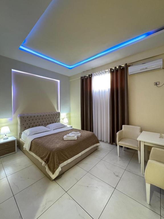 Postel nebo postele na pokoji v ubytování Grand Hotel Gjyshi
