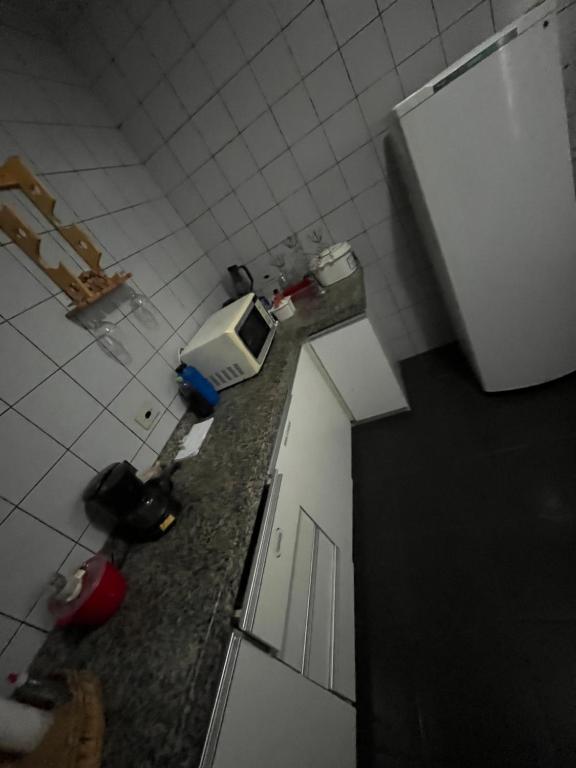 Kuchyň nebo kuchyňský kout v ubytování Quartos Quintal Bueno! Com ar, tv e internet no melhor bairro de Goiânia! Perto do Goiânia Shopping, Parque Areião Hospital Premium Mater Dei OVG Vaca Brava Marista Campo do Goiás!