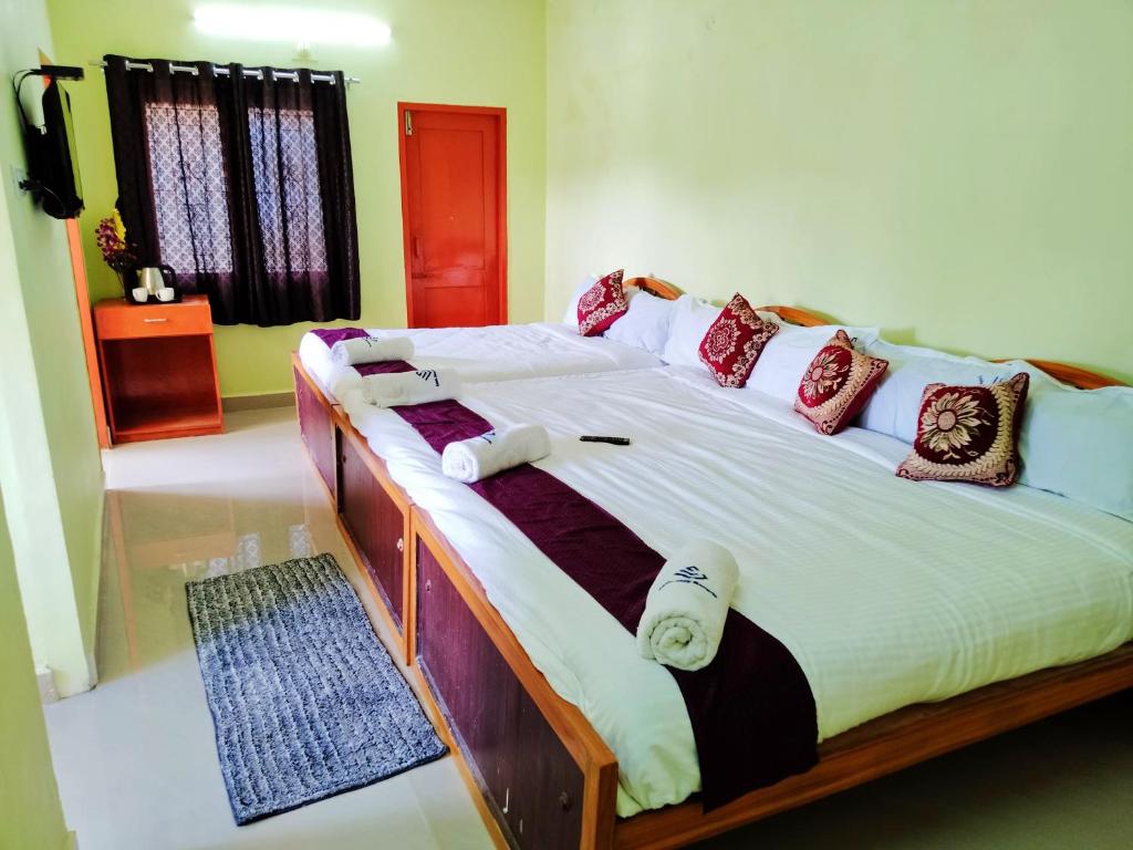 Postel nebo postele na pokoji v ubytování Hotel Cliff Club Kodaikanal