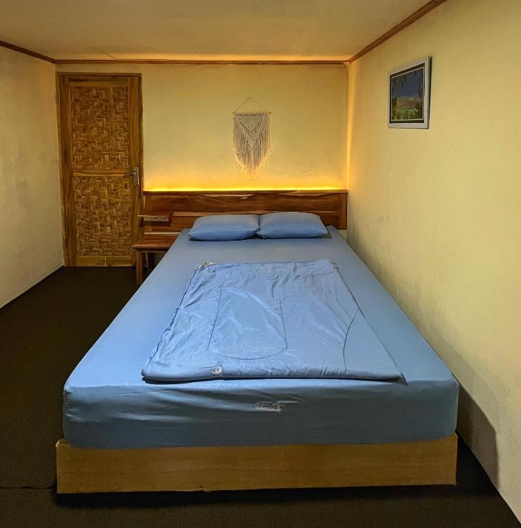 Postel nebo postele na pokoji v ubytování Kurni's Cabin