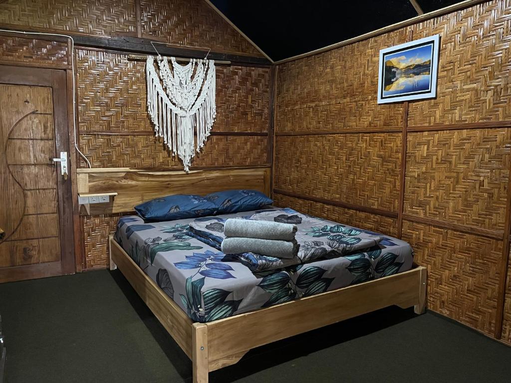 Postel nebo postele na pokoji v ubytování Kurni's Cabin