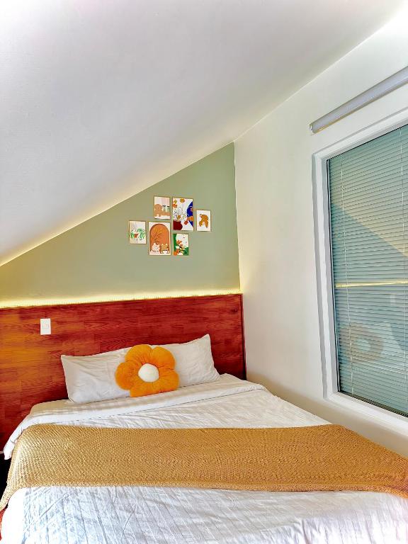 Giường trong phòng chung tại Quang Minh Dalat Hotel