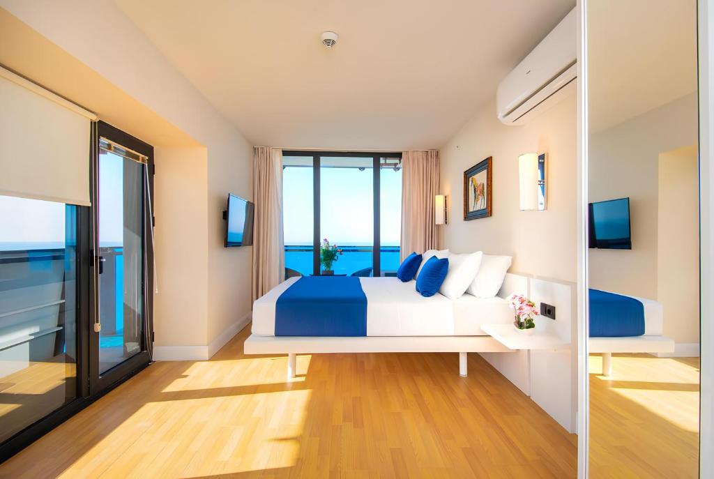 Postel nebo postele na pokoji v ubytování PANORAMA HOTEL ORBI CiTY BATUMI