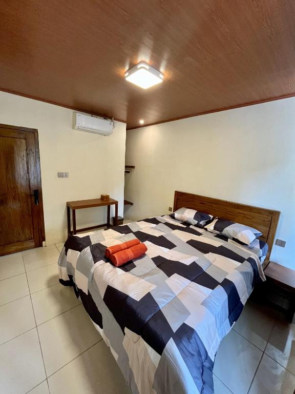 Postel nebo postele na pokoji v ubytování Sleepy Raccoon Hostel