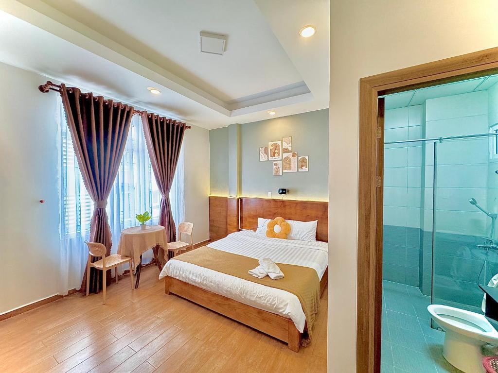 Giường trong phòng chung tại Quang Minh Dalat Hotel