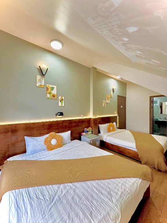 Giường trong phòng chung tại Quang Minh Dalat Hotel