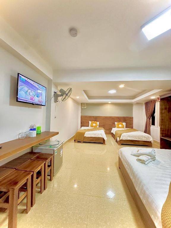 Giường trong phòng chung tại Quang Minh Dalat Hotel
