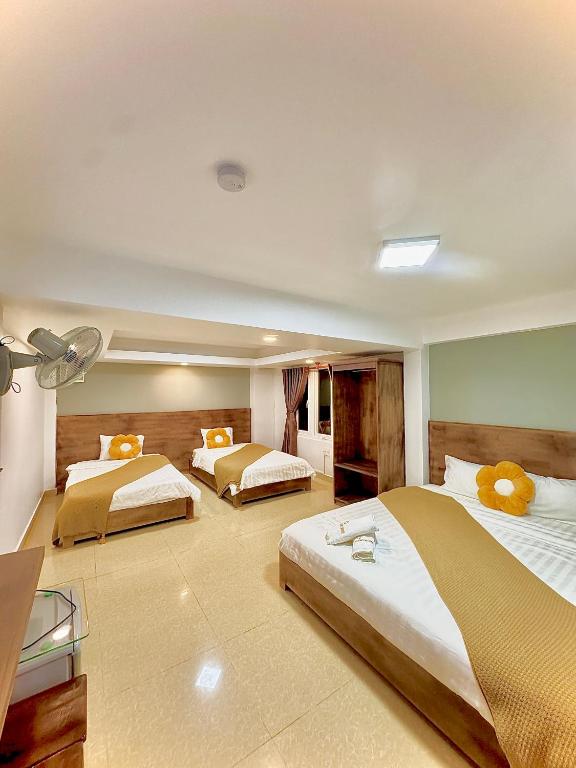 Giường trong phòng chung tại Quang Minh Dalat Hotel