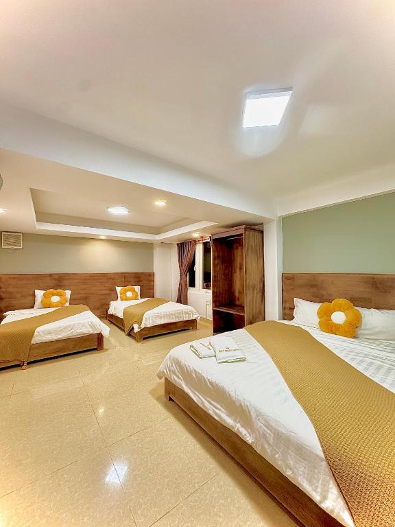 Giường trong phòng chung tại Quang Minh Dalat Hotel