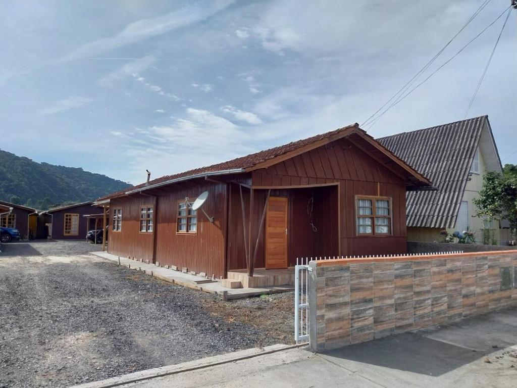 Nespecifikovaný výhled na hory nebo výhled na hory při pohledu z prázdninového domu