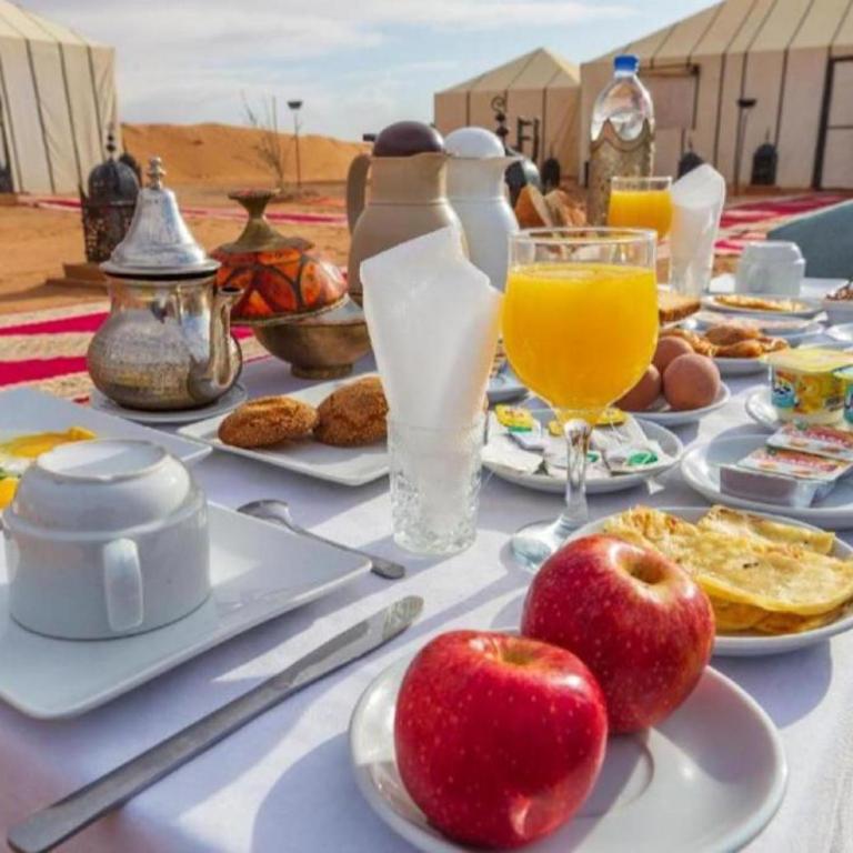 Jídlo v luxury tent nebo okolí