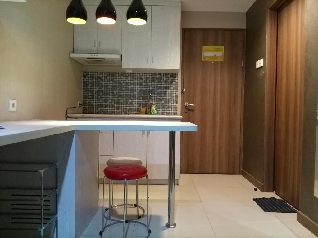 SeturanにあるStudentpark Apartment by Jia Roomのキッチン(カウンター、赤いスツール付)