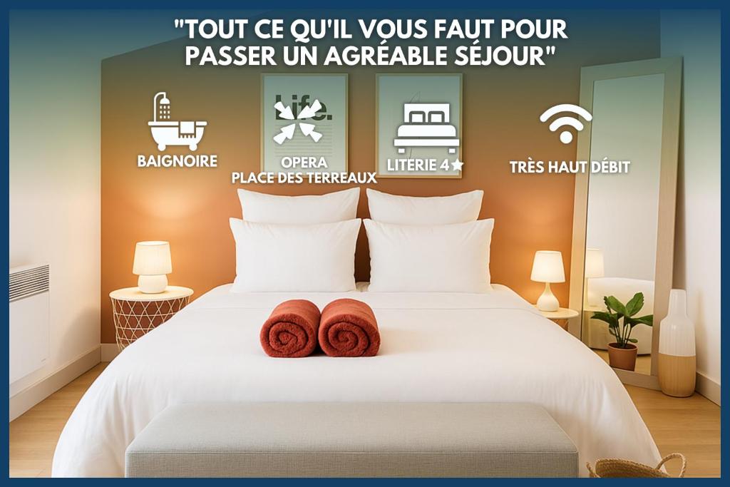 une chambre avec un lit blanc avec deux serviettes dessus dans l'établissement Studio OPERA - Place des Terreaux - Dreamy Flat Lyon, à Lyon