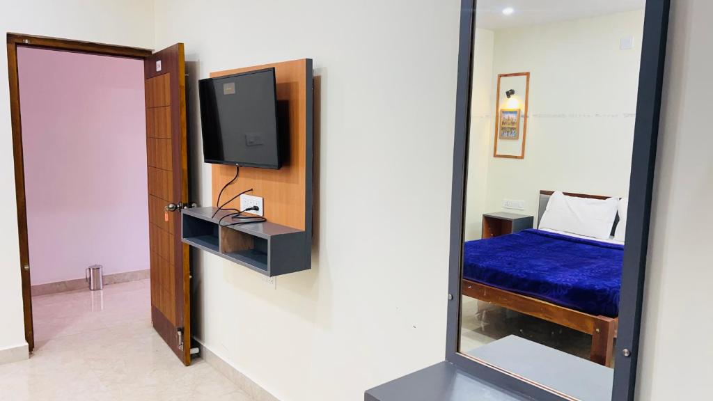 TV a/nebo společenská místnost v ubytování Hidden doors apartment