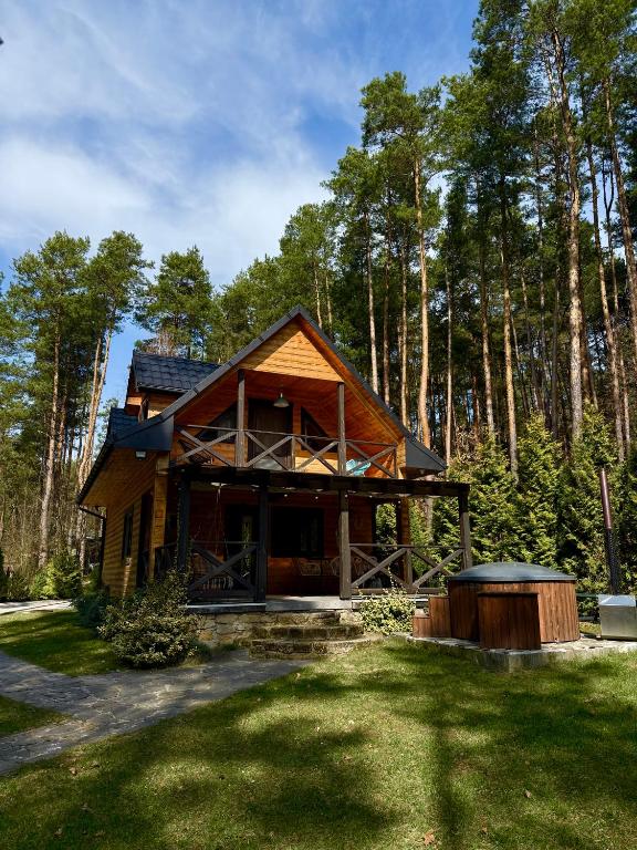 dom w środku lasu w obiekcie Domek w lesie nad zalewem w mieście Chańcza