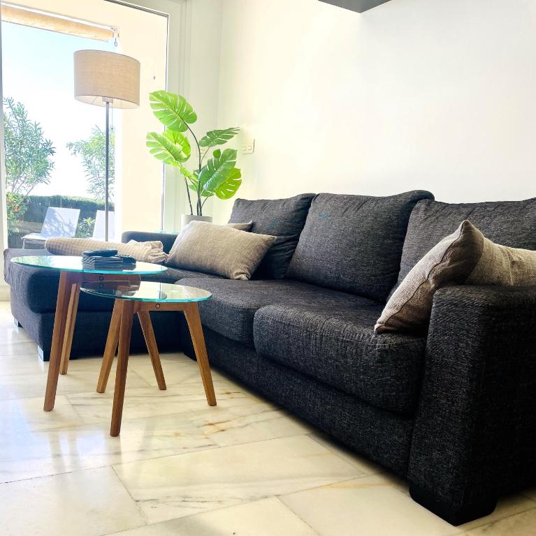 Posedenie v ubytovaní Modern garden apartment with a fantastic sea view and a private garden