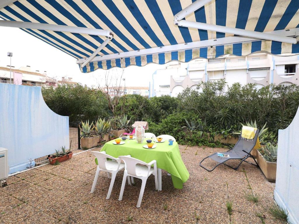 Photo de la galerie de l'établissement Superbe 2P cabine climatisé avec loggia et grande terrasse, piscines, proche plage au Grau-du-Roi - FR-1-307-105, au Grau-du-Roi