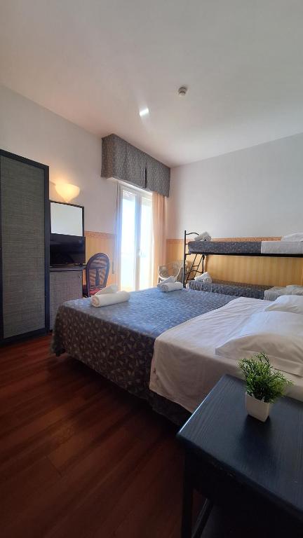 Postel nebo postele na pokoji v ubytování Hotel Regina Fronte Mare