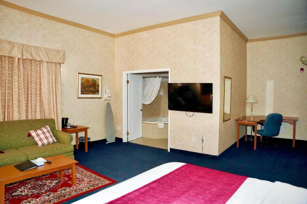 Una televisión o centro de entretenimiento en The Glengate Hotel & Suites