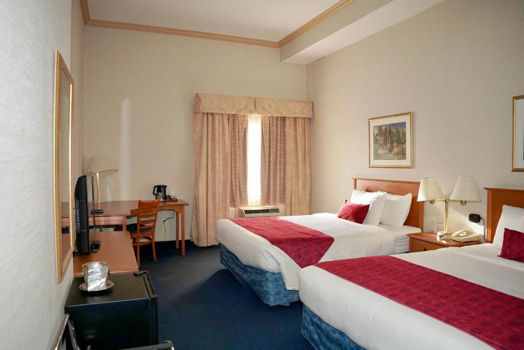 Una cama o camas en una habitación de The Glengate Hotel & Suites
