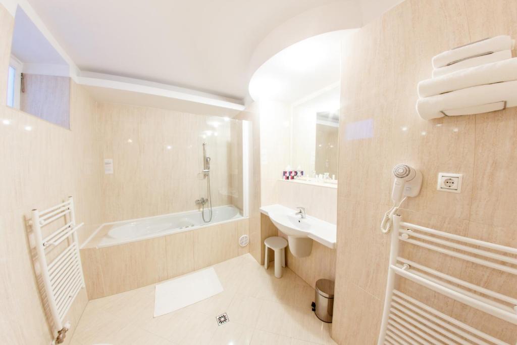 Koupelna v ubytování Hotel Kristály Imperial