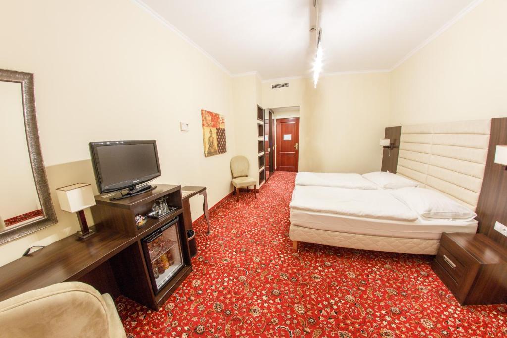 TV a/nebo společenská místnost v ubytování Hotel Kristály Imperial