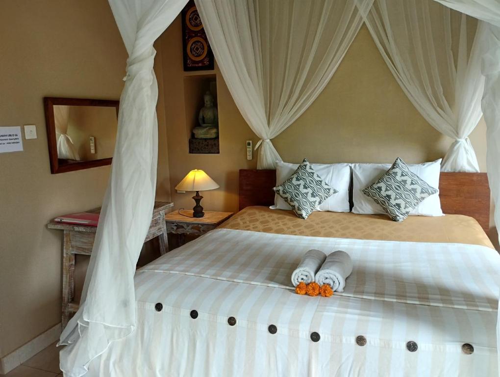 Postel nebo postele na pokoji v ubytování Umah Ubud Guest House