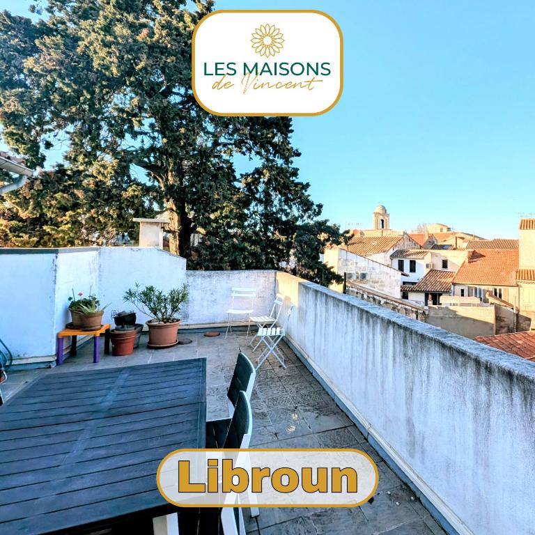 un panneau indiquant le toit d'un bâtiment dans l'établissement Libroun - Appart avec grande terrasse, à Arles