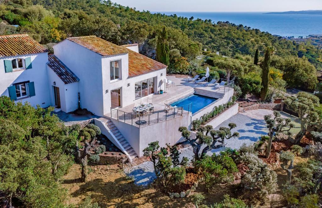 une vue aérienne d'une maison avec piscine dans l'établissement Magnifique Villa piscine chauffée, climatisée, vue mer sur les Issambres, aux Issambres