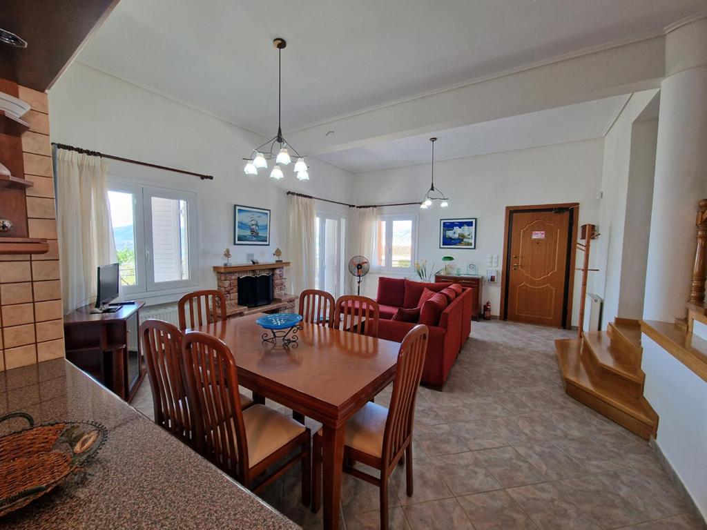 TV a/nebo společenská místnost v ubytování The Mirador Boutique Villa with Scenic Sea View