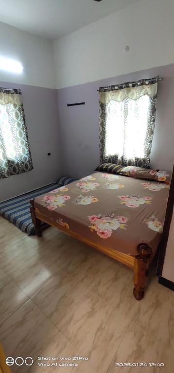 Voodi või voodid majutusasutuse Shree chendur Residency AC ROOMS toas