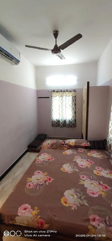 Voodi või voodid majutusasutuse Shree chendur Residency AC ROOMS toas
