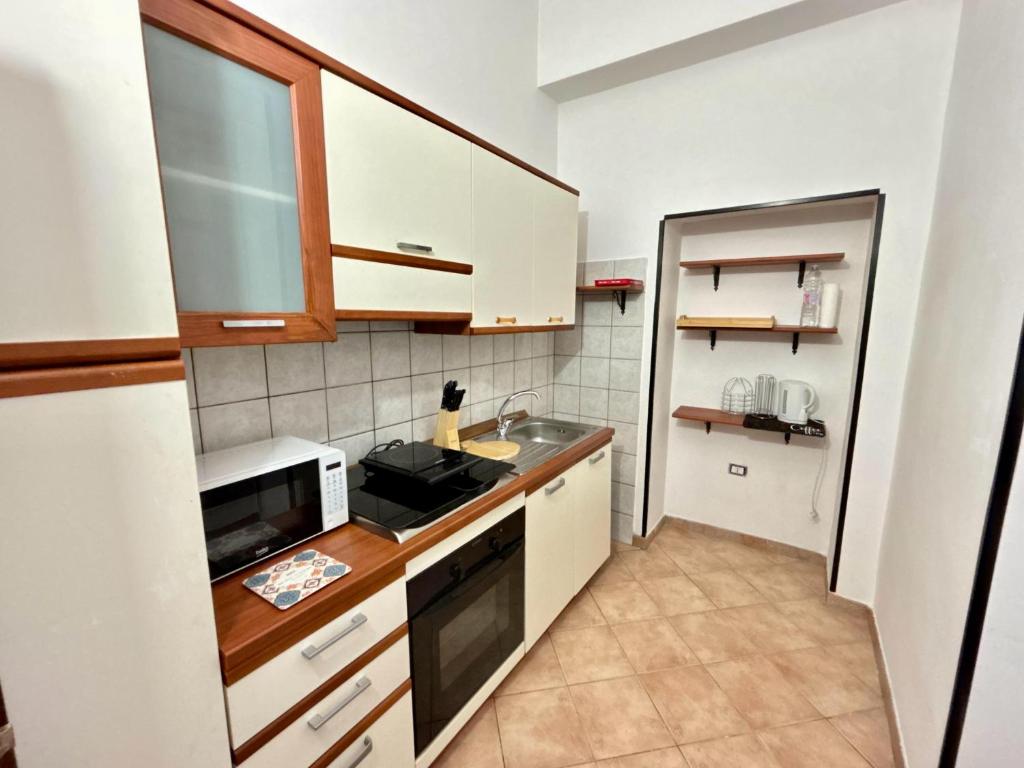 Kuchyň nebo kuchyňský kout v ubytování NewDesign - Apartment in the Heart of Sassari
