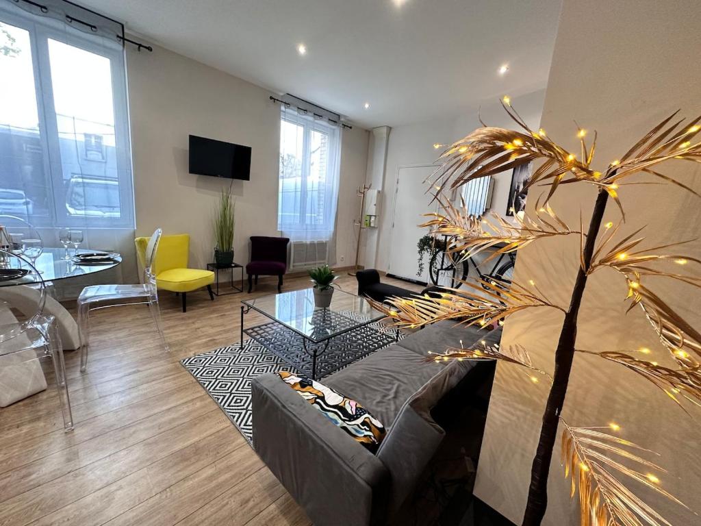 un salon avec un canapé et une table dans l'établissement Carreret chic et cocon proche centre ville, à Reims