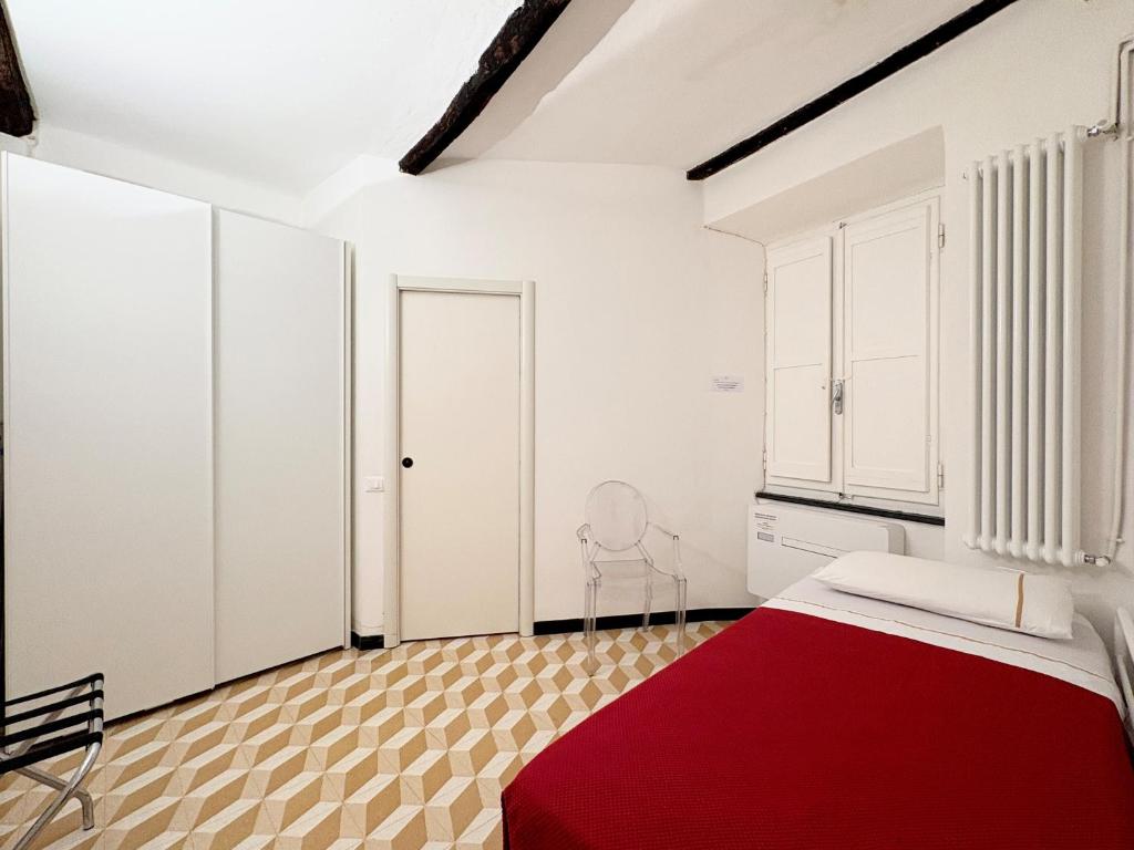 Postel nebo postele na pokoji v ubytování Marina Apartment, Unique, Authentic, Beachfront, 2 Aircondo BDR , 2BHT, easy to Train or 300mt walk from Private Parking